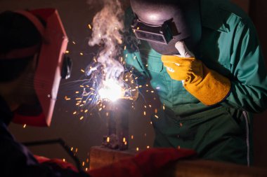 Metal kaynak çeliği, fabrikada çelik kaynaklamak için elektrikli yay kaynak makinesi kullanır. El becerisi iş gücü kavramına göre metal imalatı ve inşaat bakım hizmeti.