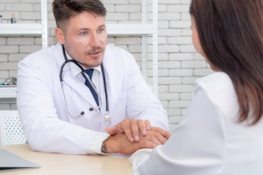 Profesyonel üniformalı doktor hastanedeki ya da klinikteki hastayı muayene ediyor. Sağlık, sağlık ve doktor hizmetleri konsepti.