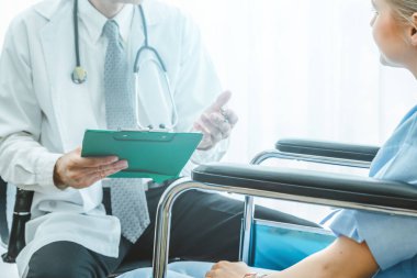 Profesyonel üniformalı doktor hastanedeki ya da klinikteki hastayı muayene ediyor. Sağlık, sağlık ve doktor hizmetleri konsepti.