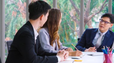 Zeki iş adamı ve iş kadını modern ofis içinde grup toplantılarında konuşuyorlar. İş ortaklığı stratejik planlama ve iş arkadaşlarının beyin fırtınası.