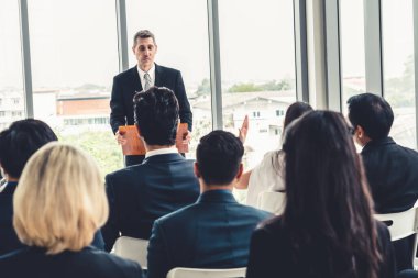 Bir grup iş adamı seminer konferansında toplanıyor. Seyirciler, çalışanların eğitim seanslarındaki eğitmenleri dinliyor. Uzman konuşmacı ile ofis çalışanları toplantısı .