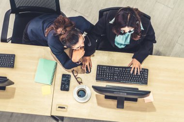 Ofiste üst kademeden kulaklık takan işadamları uzak müşteri ya da meslektaşlarını desteklemek için bilgisayarla çalışıyorlar. Çağrı merkezi, tele pazarlama acente servisi telefon ya da video konferans çağrısı.