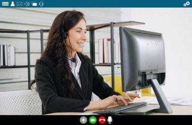 İş adamları video konferans uygulamasında dizüstü bilgisayar görüntülerinde buluşuyorlar. Çevrimiçi seminer uygulaması bilgisayar ekranının kırpılmış görünümünde sunulmaktadır. Şirket işleri için iletişim teknolojisi .