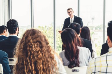 Bir grup iş adamı seminer konferansında toplanıyor. Seyirciler, çalışanların eğitim seanslarındaki eğitmenleri dinliyor. Uzman konuşmacı ile ofis çalışanları toplantısı .