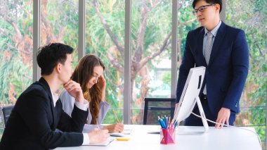 Ofisteki grup toplantısında kızgın iş adamı tartışması sorunu. İşletme iflas ve kayıp kavramı .