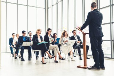 Bir grup iş adamı seminer konferansında toplanıyor. Seyirciler, çalışanların eğitim seanslarındaki eğitmenleri dinliyor. Uzman konuşmacı ile ofis çalışanları toplantısı .