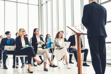 Bir grup iş adamı seminer konferansında toplanıyor. Seyirciler, çalışanların eğitim seanslarındaki eğitmenleri dinliyor. Uzman konuşmacı ile ofis çalışanları toplantısı .