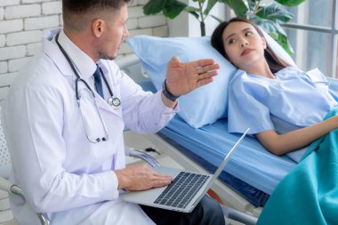 Profesyonel üniformalı doktor hastanedeki ya da klinikteki hastayı muayene ediyor. Sağlık, sağlık ve doktor hizmetleri konsepti.