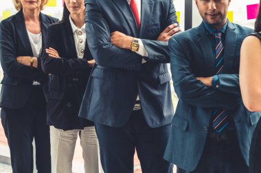 Başarılı iş adamları, işçi toplumunun güçlü ilişkilerini göstermek için bir arada duruyorlar. Modern ofiste güçlü bir takım çalışması sergileyen iş adamı ve iş kadınlarından oluşan bir ekip..