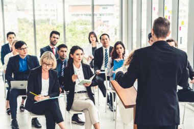 Bir grup iş adamı seminer konferansında toplanıyor. Seyirciler, çalışanların eğitim seanslarındaki eğitmenleri dinliyor. Uzman konuşmacı ile ofis çalışanları toplantısı .