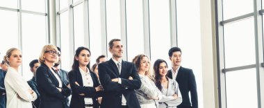 Başarılı iş adamları, işçi toplumunun güçlü ilişkilerini göstermek için bir arada duruyorlar. Modern ofiste güçlü bir takım çalışması sergileyen iş adamı ve iş kadınlarından oluşan bir ekip..