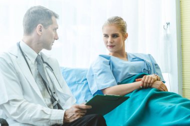 Profesyonel üniformalı doktor hastanedeki ya da klinikteki hastayı muayene ediyor. Sağlık, sağlık ve doktor hizmetleri konsepti.