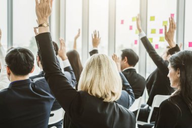 Bir grup iş adamı seminer konferansında toplanıyor. Seyirciler, çalışanların eğitim seanslarındaki eğitmenleri dinliyor. Uzman konuşmacı ile ofis çalışanları toplantısı .