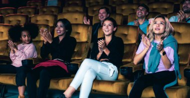 İnsanlar sinema sinemasında film izlerler. Grup eğlence etkinliği ve eğlence konsepti.