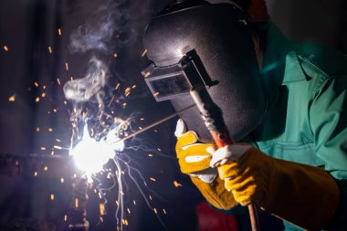 Metal kaynak çeliği, fabrikada çelik kaynaklamak için elektrikli yay kaynak makinesi kullanır. El becerisi iş gücü kavramına göre metal imalatı ve inşaat bakım hizmeti.