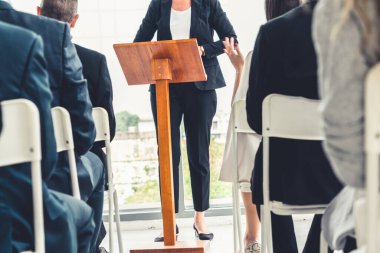 Bir grup iş adamı seminer konferansında toplanıyor. Seyirciler, çalışanların eğitim seanslarındaki eğitmenleri dinliyor. Uzman konuşmacı ile ofis çalışanları toplantısı .