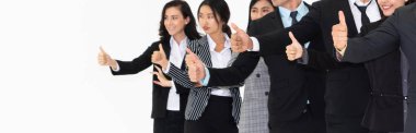 Başarılı iş adamları, işçi toplumunun güçlü ilişkilerini göstermek için bir arada duruyorlar. Modern ofiste güçlü bir takım çalışması sergileyen iş adamı ve iş kadınlarından oluşan bir ekip..