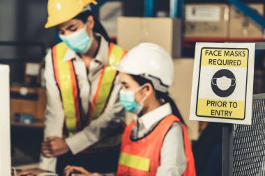 Fabrika işçileri için uyarı levhası Covid-19 Coronavirus 'un salgın krizinden sonra tekrar açılmasını önlemek için. Güvenli çalışma kavramı .
