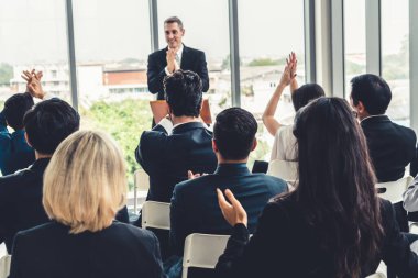 Bir grup iş adamı seminer konferansında toplanıyor. Seyirciler, çalışanların eğitim seanslarındaki eğitmenleri dinliyor. Uzman konuşmacı ile ofis çalışanları toplantısı .