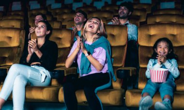 İnsanlar sinema sinemasında film izlerler. Grup eğlence etkinliği ve eğlence konsepti.