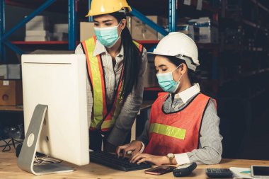 İş açılışında Covid-19 Coronavirus 'un yayılmasını önlemek için maskeyle çalışan fabrika işçisi. .