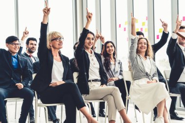 Bir grup iş adamı seminer konferansında toplanıyor. Seyirciler, çalışanların eğitim seanslarındaki eğitmenleri dinliyor. Uzman konuşmacı ile ofis çalışanları toplantısı .