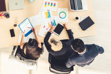 İş adamları grup toplantısı ofiste yukarıdan çekildi. İş kadınları, iş adamları ve ofis çalışanları, proje planlama belgeleriyle takım konferansında toplantı masasında çalışıyorlar. .