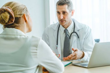 Profesyonel üniformalı doktor hastanedeki ya da klinikteki hastayı muayene ediyor. Sağlık, sağlık ve doktor hizmetleri konsepti.