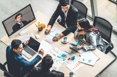 Sanal işyerinde ya da ücra bir ofiste buluşan iş adamları. Profesyonel iş dünyasındaki iş arkadaşınla iletişim kurmak için akıllı video teknolojisi kullanan telekonferans görüşmesi..