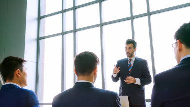 Bir grup iş adamı seminer konferansında toplanıyor. Seyirciler, çalışanların eğitim seanslarındaki eğitmenleri dinliyor. Uzman konuşmacı ile ofis çalışanları toplantısı .