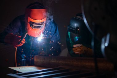 Metal kaynak çeliği, fabrikada çelik kaynaklamak için elektrikli yay kaynak makinesi kullanır. El becerisi iş gücü kavramına göre metal imalatı ve inşaat bakım hizmeti.