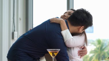 Restoranda yemek yiyen mutlu romantik çift. Çift yıldönümü kutlaması ve yaşam tarzı .