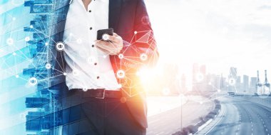 Modern yaratıcı iletişim ve internet ağı akıllı şehirde birleşir. 5G kablosuz dijital bağlantı ve gelecekteki şeylerin interneti kavramı.