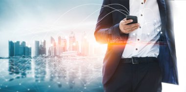 Modern yaratıcı iletişim ve internet ağı akıllı şehirde birleşir. 5G kablosuz dijital bağlantı ve gelecekteki şeylerin interneti kavramı.