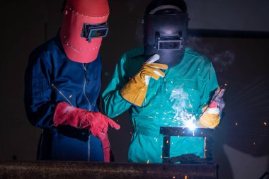 Metal kaynak çeliği, fabrikada çelik kaynaklamak için elektrikli yay kaynak makinesi kullanır. El becerisi iş gücü kavramına göre metal imalatı ve inşaat bakım hizmeti.