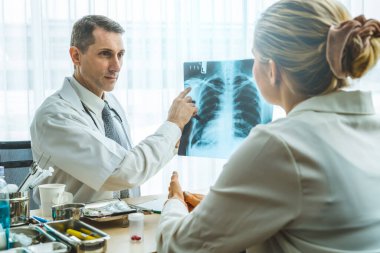 Profesyonel üniformalı doktor hastanedeki ya da klinikteki hastayı muayene ediyor. Sağlık, sağlık ve doktor hizmetleri konsepti.