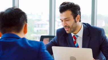 Şirket ofisindeki yönetici ve mülakatçıyla iş görüşmesinde iş arayan biri. Profesyonel kariyer fırsatı arayan genç mülakatçı. İnsan kaynakları ve adam toplama kavramı.