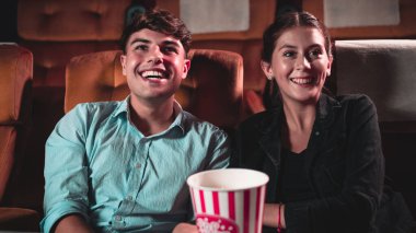 İnsanlar sinema sinemasında film izlerler. Grup eğlence etkinliği ve eğlence konsepti.