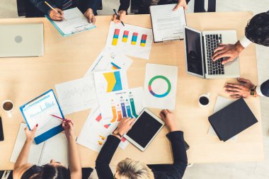 İş adamları grup toplantısı ofiste yukarıdan çekildi. İş kadınları, iş adamları ve ofis çalışanları, proje planlama belgeleriyle takım konferansında toplantı masasında çalışıyorlar. .