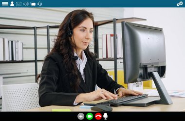İş adamları video konferans uygulamasında dizüstü bilgisayar görüntülerinde buluşuyorlar. Çevrimiçi seminer uygulaması bilgisayar ekranının kırpılmış görünümünde sunulmaktadır. Şirket işleri için iletişim teknolojisi .
