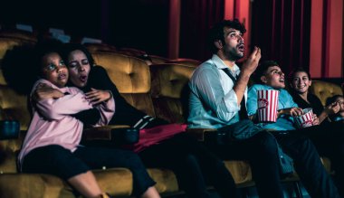 Sinemada korku filmi izleyen seyirciler şok oldu.