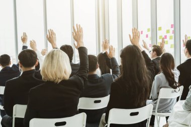 Bir grup iş adamı seminer konferansında toplanıyor. Seyirciler, çalışanların eğitim seanslarındaki eğitmenleri dinliyor. Uzman konuşmacı ile ofis çalışanları toplantısı .