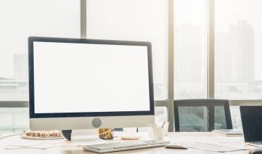 Tasarım için boş bilgisayar monitörü modern küçük ofis içi ya da ev içi ofislerde şablon oluşturur. Yaratıcı meslek için şık bir iş yeri.
