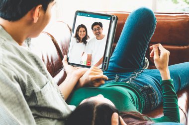 Covid-19 Coronavirus salgını sırasında evde güvende kalırken aile içi mutlu video görüşmeleri. Çevrimiçi video kamera ile insanların bağlantı teknolojisi kavramı.