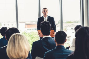 Bir grup iş adamı seminer konferansında toplanıyor. Seyirciler, çalışanların eğitim seanslarındaki eğitmenleri dinliyor. Uzman konuşmacı ile ofis çalışanları toplantısı .