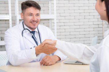 Profesyonel üniformalı doktor hastanedeki ya da klinikteki hastayı muayene ediyor. Sağlık, sağlık ve doktor hizmetleri konsepti.