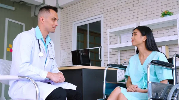 Medico Uniforme Professionale Che Esamina Paziente Ospedale Clinica Medica Concetto — Foto Stock