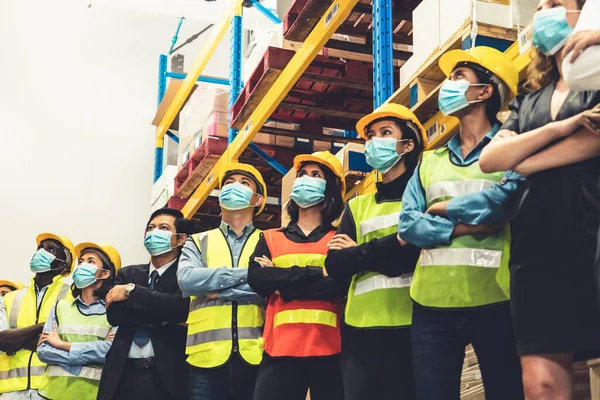 Gruppe Von Fabrikarbeitern Die Mit Mundschutz Arbeiten Die Ausbreitung Des — Stockfoto