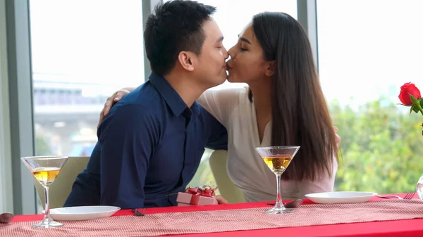 Happy Romantic Couple Eating Lunch Restaurant Couple Anniversary Celebration Lifestyle — Stock Photo, Image