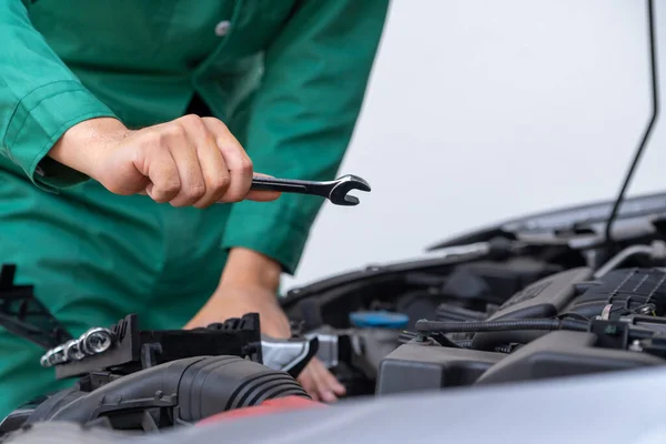 Mão Mecânica Profissional Fornecendo Serviço Reparação Manutenção Automóveis Garagem Automóvel — Fotografia de Stock